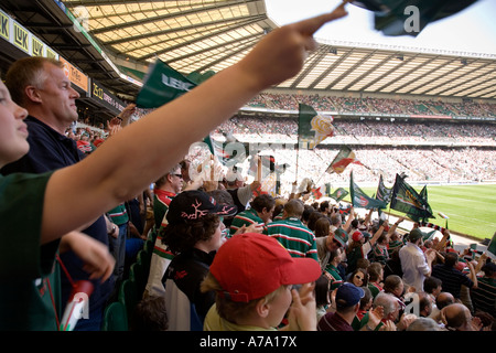 Rugby fan di allietare un provare a Twickenham Stadium RFU EDF Energy Cup finale Asprì v Leicester Tigers 13 Aprile 2007 Foto Stock