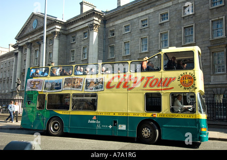 Un open-sormontato tour bus al di fuori del Trinity College a Dublino, Irlanda Foto Stock