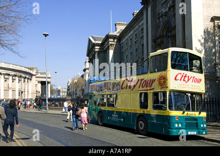 Un open-sormontato tour bus al di fuori del Trinity College a Dublino, Irlanda Foto Stock