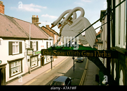 Cheshire Nantwich Pub segni Swan con due scheggiature Foto Stock