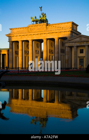 La Porta di Brandeburgo a Berlino Germania Foto Stock