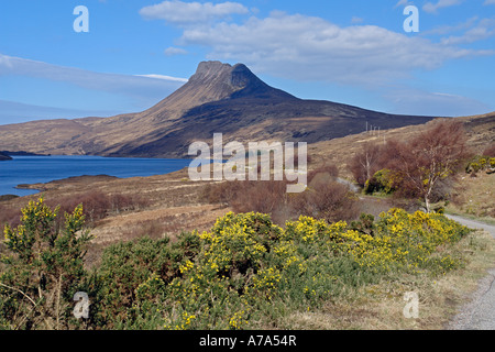 Famoso Scottish piccola montagna Stac Pollaidh (612 m) visto dal singolo via strada denominata Costa Nord 500 lungo il Loch Lurgainn nelle Highland Scozzesi Foto Stock