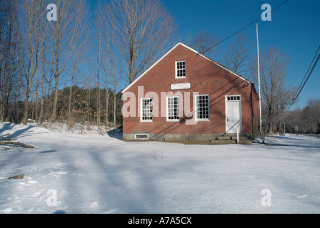 Mattone schoolhouse nello storico quartiere di Kensington, New Hampshire USA che è parte della Nuova Inghilterra Foto Stock