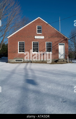 Mattone schoolhouse nello storico quartiere di Kensington, New Hampshire USA che è parte della Nuova Inghilterra Foto Stock