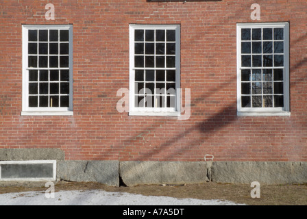 Mattone schoolhouse nello storico quartiere di Kensington, New Hampshire USA che è parte della Nuova Inghilterra finestre, 3, 3 Foto Stock