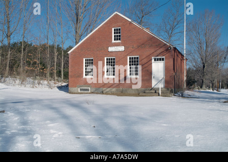 Mattone schoolhouse nello storico quartiere di Kensington, New Hampshire USA che è parte della Nuova Inghilterra Foto Stock