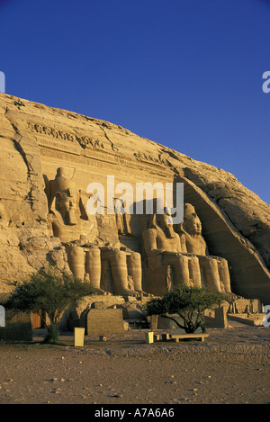 Statue del faraone Ramesse II tempio di Abu Simble egitto Foto Stock