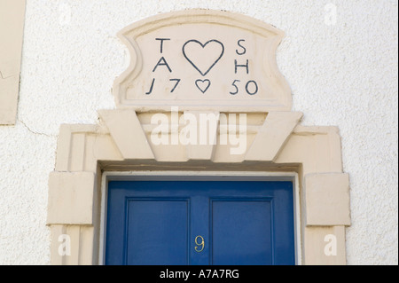 Il matrimonio architrave su una porta su una casa in Holiday Inn Express Gate, Pan Ha, Dysart, Fife, Scozia, Regno Unito. Foto Stock