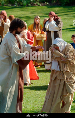 Una persona cieca è indurito da Gesù nel 2007 la Pasqua giocare nella zona ovest di Princes Street Gardens, Edimburgo Foto Stock