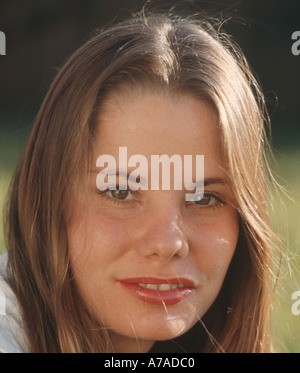 Closeup ritratto di attraente giovane donna all'aperto Foto Stock