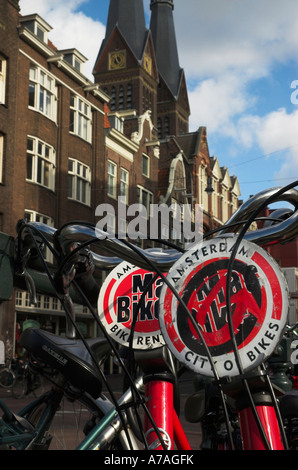 Due biciclette in affitto in una strada di Amsterdam Foto Stock