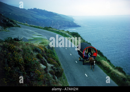 Cavallo e carrello passando strada costiera sulla penisola di Dingle nella Contea di Kerry nel sud-ovest dell' Irlanda Foto Stock