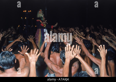 Bali kecak dance in stile Balinese tradizionale danza Indonesia Foto Stock