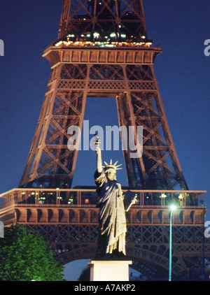 La statua della libertà e della Torre Eiffel sopra fiume Senna di notte a Parigi Francia Foto Stock