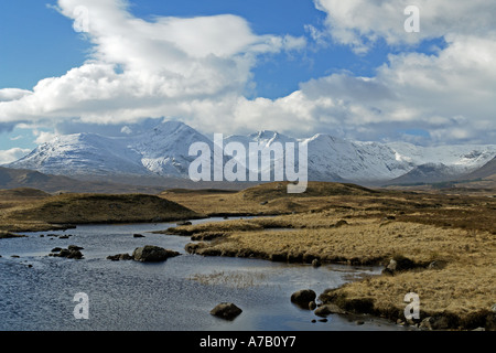 La desolata Rannoch Moor su una giornata invernale a gennaio presso il monte Nero con una linea di montagne coperte di neve compresi Stob Ghabhar Foto Stock