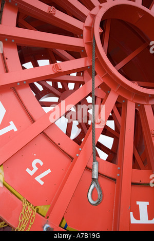 Industria Petrolifera Posa di tubo, gli steli di circolare e di attrezzature di Invergordon, Scotland, Regno Unito. Impianti di trivellazione del petrolio e le imbarcazioni di servizio in Cromarty Firth Foto Stock