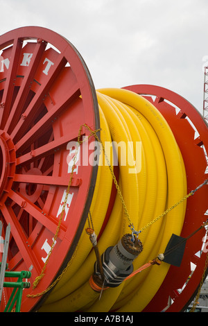 Industria Petrolifera Posa di tubo, gli steli di circolare e di attrezzature di Invergordon, Scotland, Regno Unito. Impianti di trivellazione del petrolio e le imbarcazioni di servizio in Cromarty Firth Foto Stock