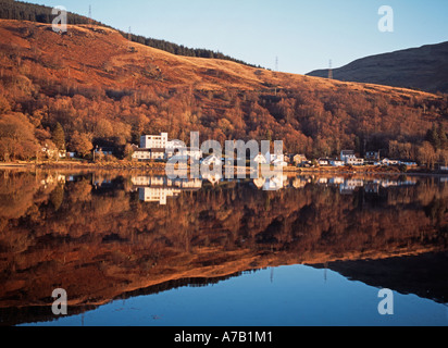 Un tardo pomeriggio vista sul Loch Long a Arrochar su ancora un giorno d'inverno. Foto Stock