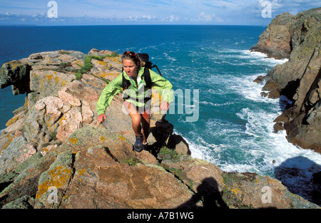 Il camminatore femmina sulla via costiera sull'isola di Jersey REGNO UNITO Foto Stock