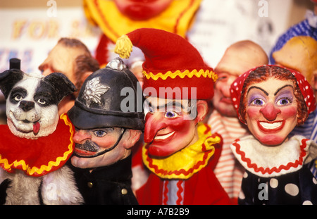 Punch e Judy con poliziotti e cani. Intrattenimento tradizionale. Commedia Kockabout. Foto Stock