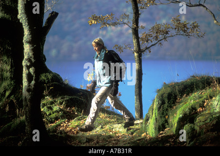 Il camminatore femmina vicino a sorpresa Visualizza Borrowdale Lake District Inghilterra Foto Stock
