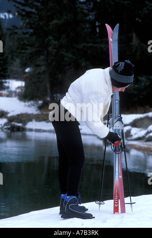 Cross country sciatore ottenere pronto a mettere sul suo sci Foto Stock