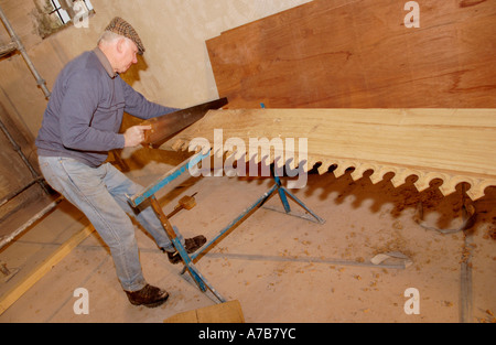 Gli artigiani installazione Rood Loft a St Teilos Chiesa essendo ricostruito al Museo di Storia Nazionale St Fagans Cardiff South Wales UK Foto Stock
