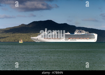 Il Sapphire Princess nave da crociera passando Rangitoto isola Auckland Nuova Zelanda Venerdì 16 Febbraio 2007 Foto Stock