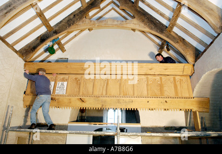Gli artigiani installazione Rood Loft a St Teilos Chiesa essendo ricostruito al Museo di Storia Nazionale St Fagans Cardiff South Wales UK Foto Stock