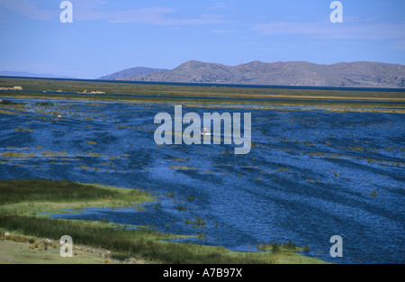 Il Perù Caption locale Puno, il lago Titicaca Uras lungolago di insediamento Foto Stock