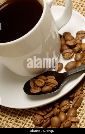 Primo piano di tazza di caffè nero e caffè arrosto Beans Foto Stock