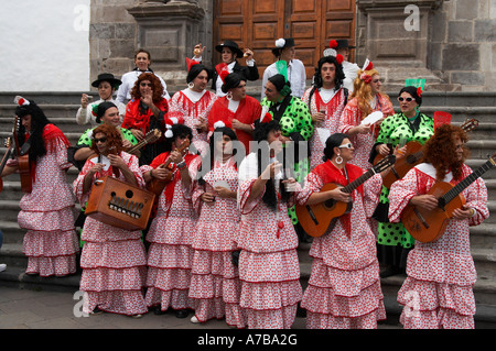 Gli uomini nel trascinare al carnevale di Santa Cruz de La Palma sull isola di La Palma nelle isole Canarie. Foto Stock