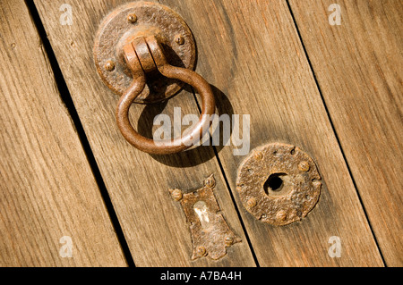 Primo piano della maniglia della porta in ferro sulla porta in legno Inghilterra Regno Unito GB Gran Bretagna Foto Stock