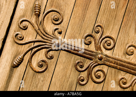 Primo piano di lavori d'ferro ornati sulla porta di legno del transetto Sud di Selby Abbey North Yorkshire Inghilterra Regno Unito GB Gran Bretagna Foto Stock