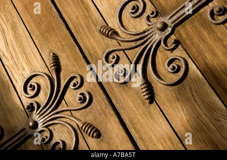 Primo piano di ornato ferro su porta di legno del transetto sud di Selby Abbey North Yorkshire Inghilterra Regno Unito GB Gran Bretagna Foto Stock