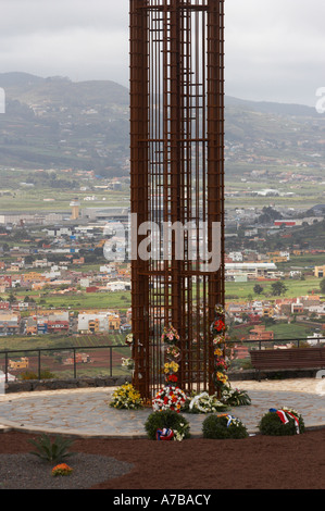 KLM/Pan Am incidente scultura commemorativa che si affaccia a nord di Tenerife (l'aeroporto Los Rodeos), Tenerife, Isole canarie, Spagna. Foto Stock