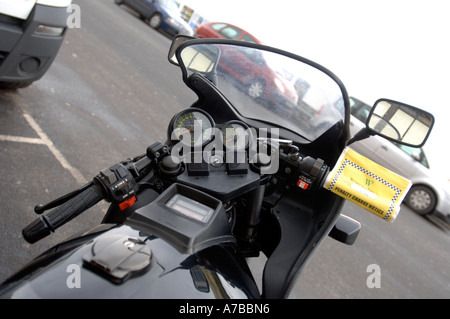 I biglietti per il parcheggio su un motociclo, Gran Bretagna REGNO UNITO Foto Stock