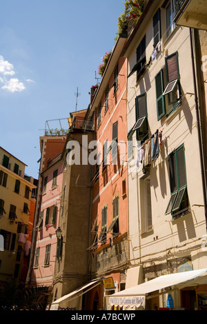 Scena di Vernazza uno dei cinque borghi delle Cinque Terre Foto Stock