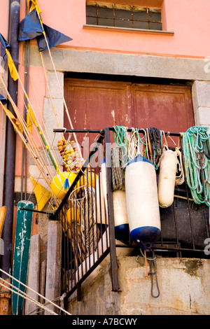 Attrezzi di pesca si blocca sulla recinzione in Vernazza Foto Stock