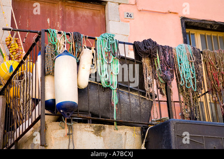 Attrezzi di pesca si blocca sulla recinzione in Vernazza Foto Stock