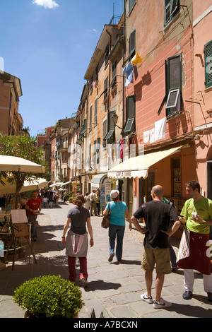 Scena di Vernazza uno dei cinque villaggi nel Parco Nazionale delle Cinque Terre area della costa occidentale d'Italia Foto Stock