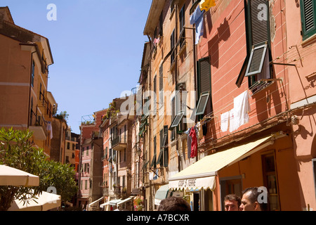 Scena di Vernazza uno dei cinque villaggi nel Parco Nazionale delle Cinque Terre area della costa occidentale d'Italia Foto Stock