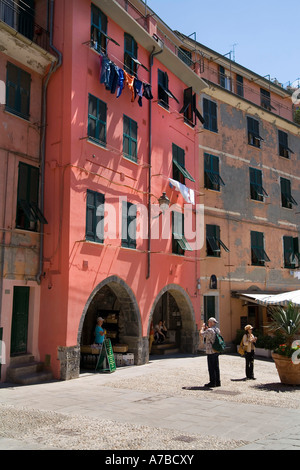 Scena di Vernazza uno dei cinque villaggi nel Parco Nazionale delle Cinque Terre area della costa occidentale d'Italia Foto Stock