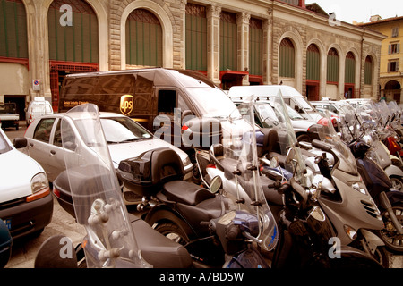 Consegna UPS carrello coccola nel parcheggio posto tra i motocicli nel parcheggio a Firenze Italia Foto Stock