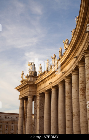 Staues dei santi la linea il colonnato attorno a Piazza San Pietro Vaticano Roma Foto Stock