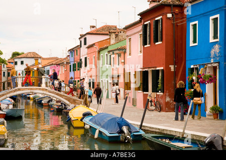 Case di pescatori in merletto isola di Venezia Italia sono dipinte in colori luminosi Foto Stock