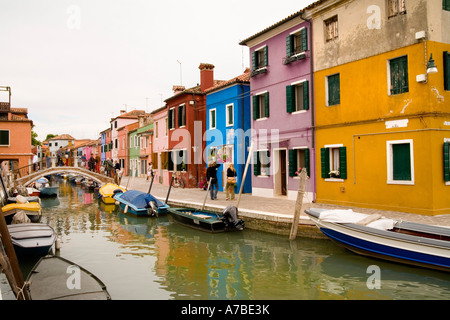 Case di pescatori in merletto isola di Venezia Italia sono dipinte in colori luminosi così gli uomini possono vedere le loro case da lontano, il mare Foto Stock