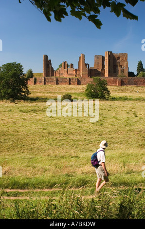 Uomo in modo Millenium sentiero vicino al Castello di Kenilworth Kenilworth UK Giugno 2005 Foto Stock
