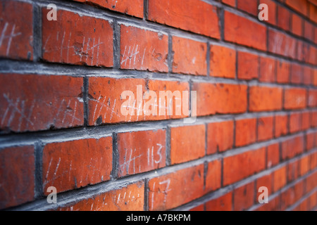 Muro di mattoni e gesso scritti Foto Stock