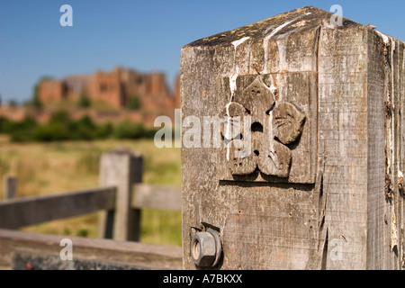 Firmare la marcatura del Millenium modo sentiero vicino al Castello di Kenilworth Kenilworth UK Giugno 2005 Foto Stock